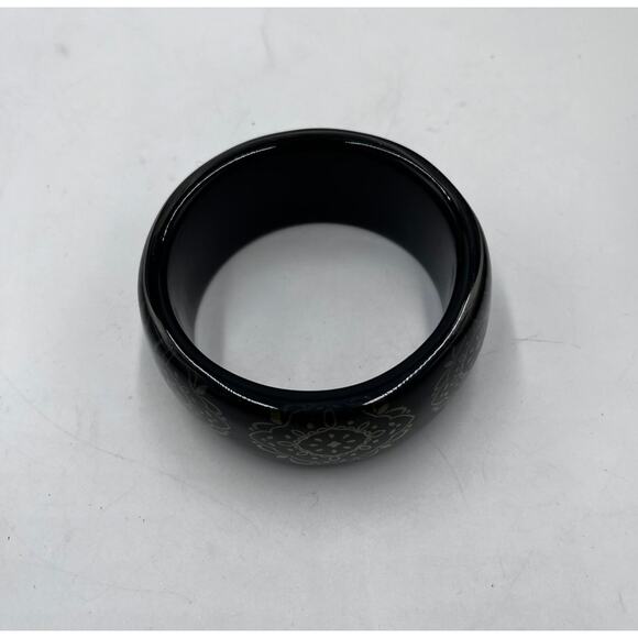 Vintage Black Gold Filigree Design Lucite Smooth Rounded Bangle Bracelet - Picture 5 of 5